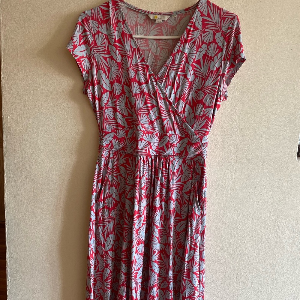 Floral dress that falls just below the knee. Jersey fabric with pockets!